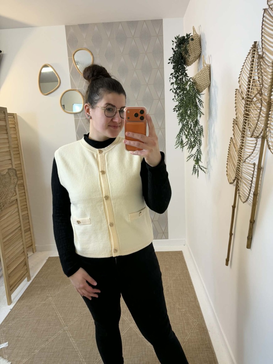 Gilet sans manches écru à boutons dorés chic | Marina & Paloma