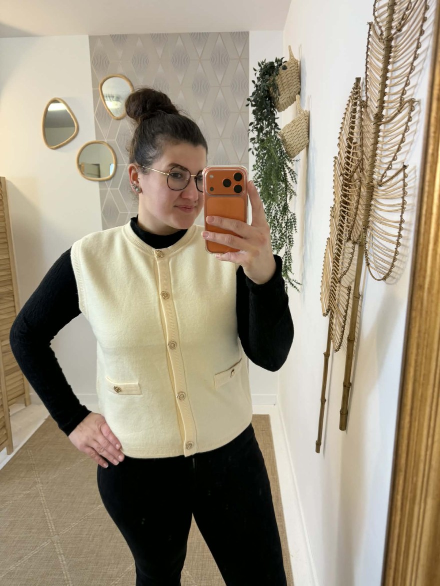 Gilet sans manches écru à boutons dorés chic | Marina & Paloma