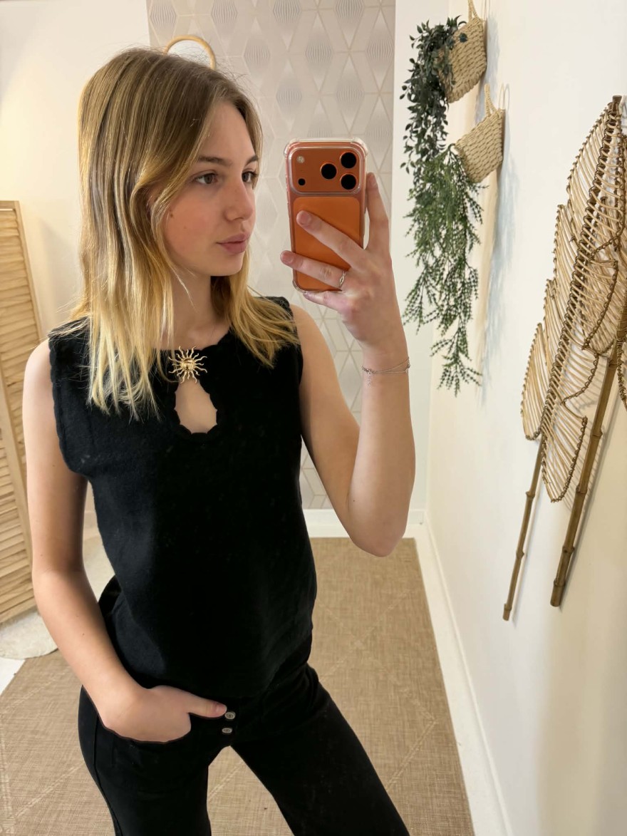 Top sans manches en maille avec broche élégante | Marina & Paloma