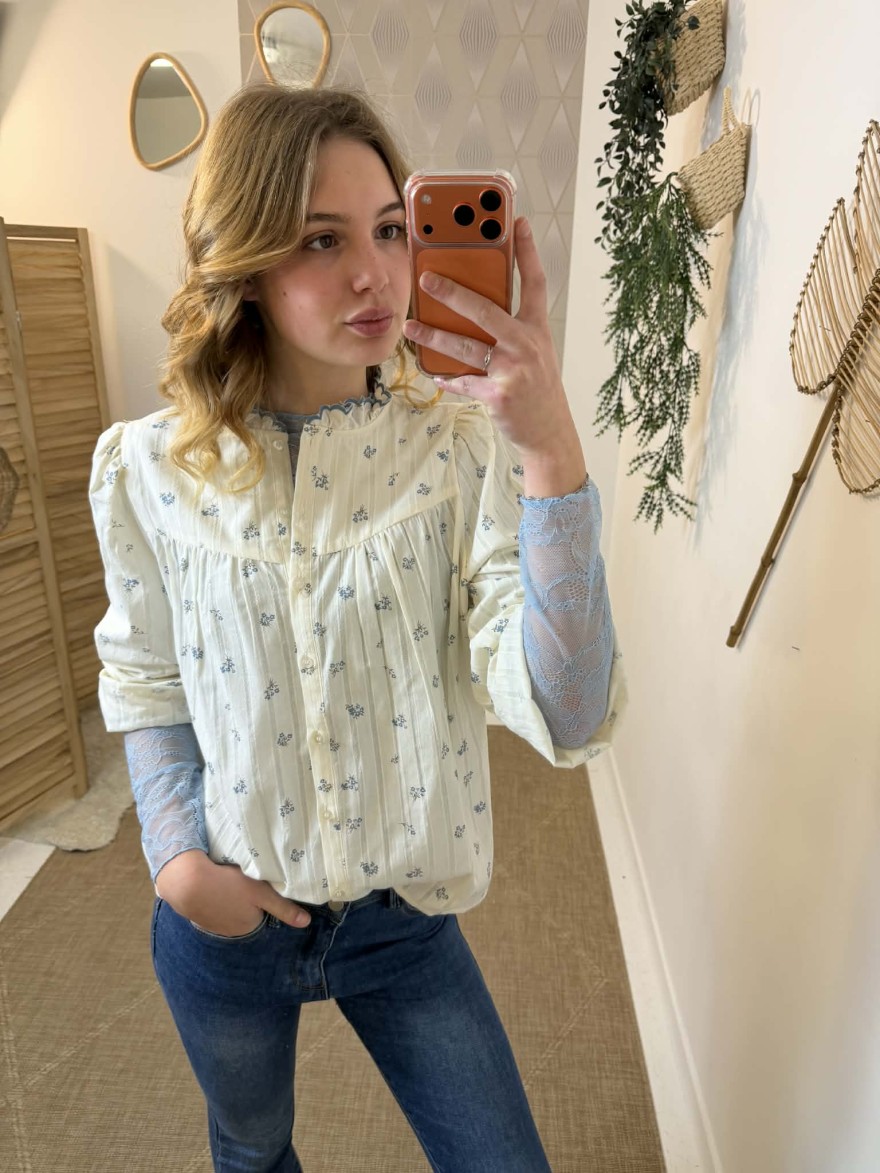 Top en dentelle bleu ciel manches longues | Marina & Paloma