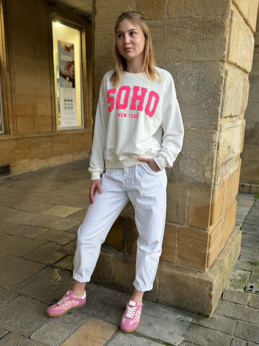 Sweat SOHO fluo Allen & Jo blanc cassé coupe loose tendance | Marina & Paloma