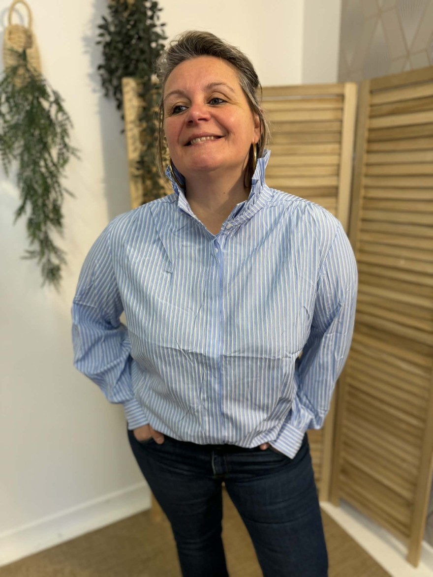 Chemise rayée col bouffant bleu clair – coupe ample grande taille | Marina & Paloma
