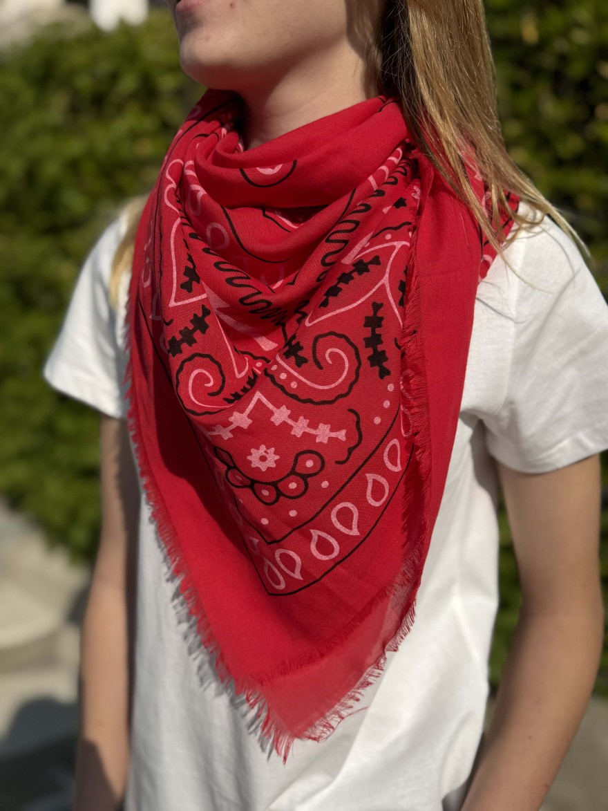 Carré Effet Bandana Rouge Motif Paisley Léger Tendance | Marina & Paloma