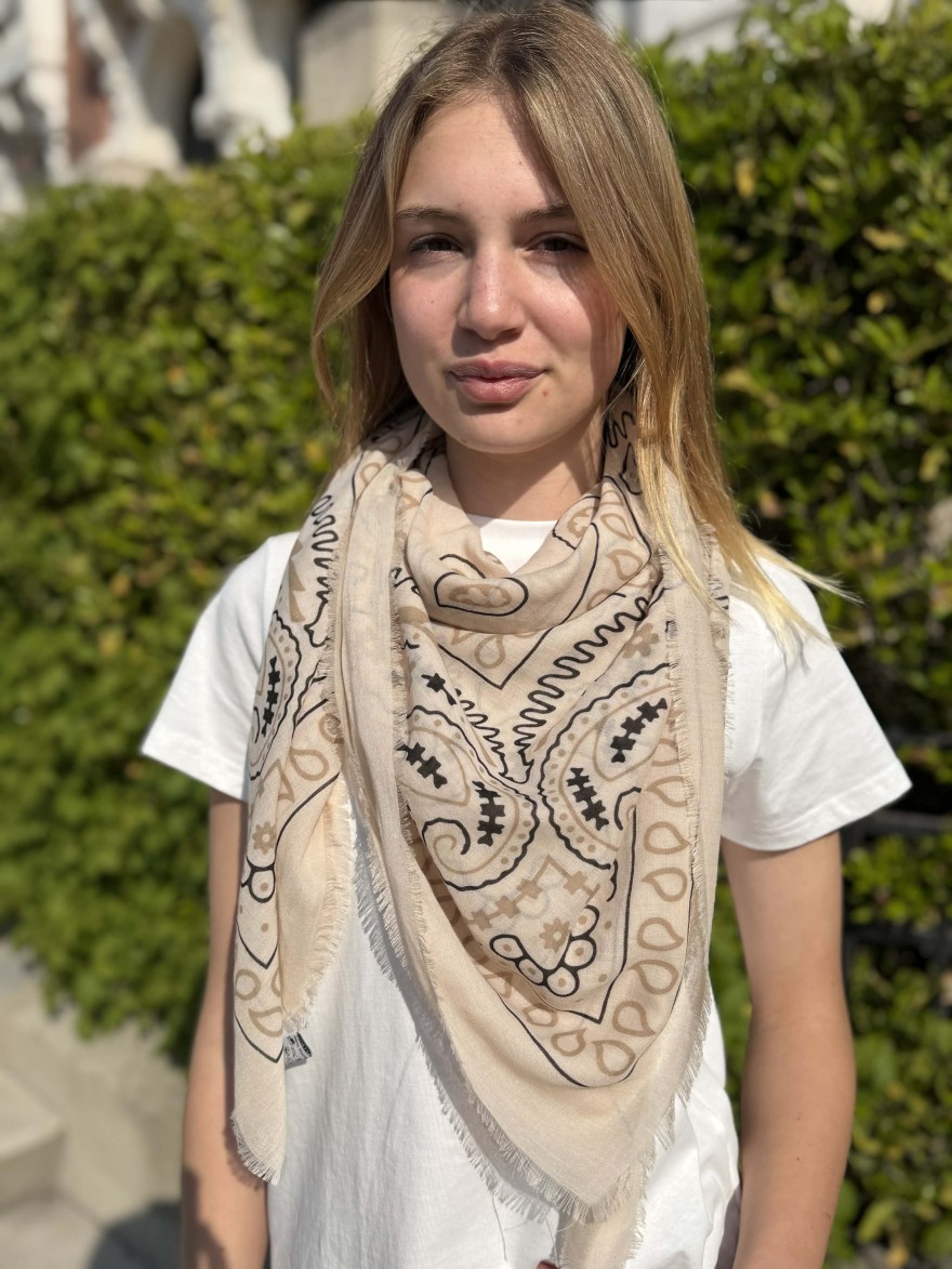 Carré Effet Bandana Beige Motif Paisley Chic Léger | Marina & Paloma