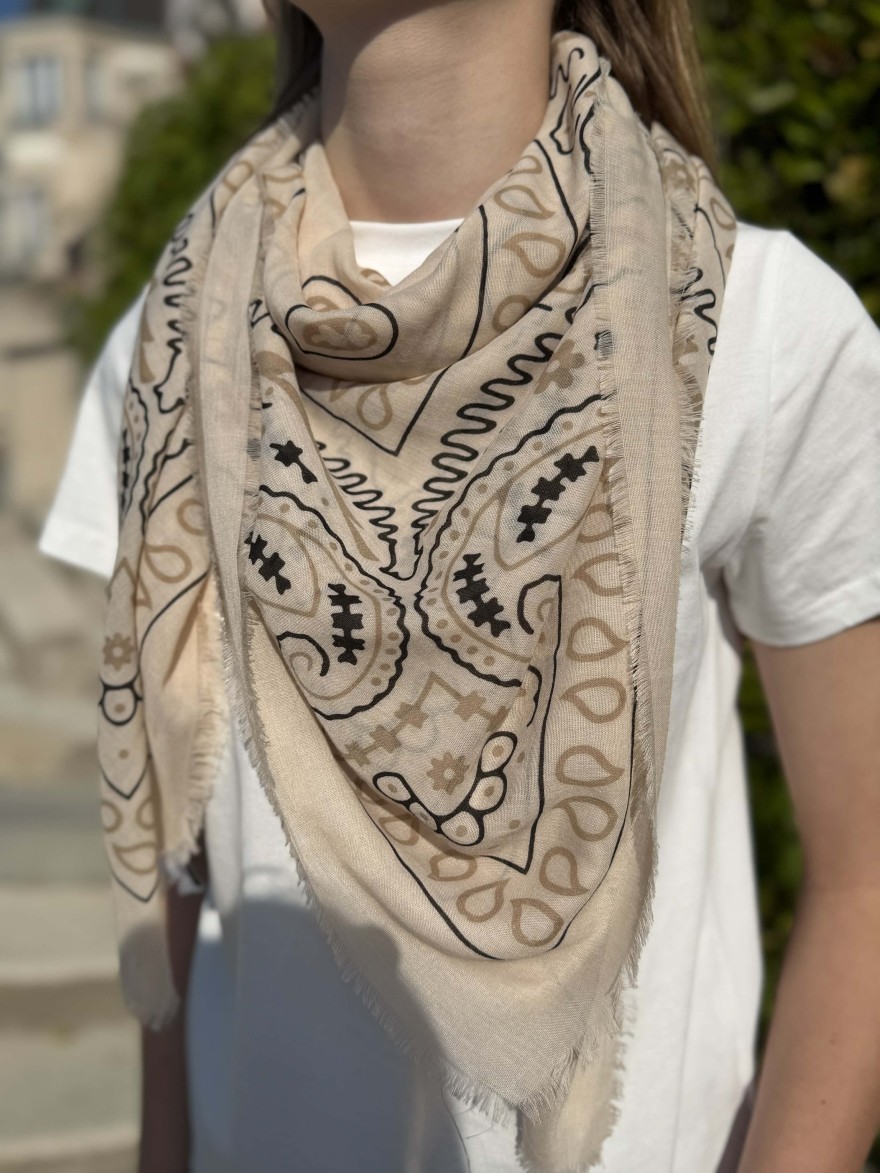 Carré Effet Bandana Beige Motif Paisley Chic Léger | Marina & Paloma