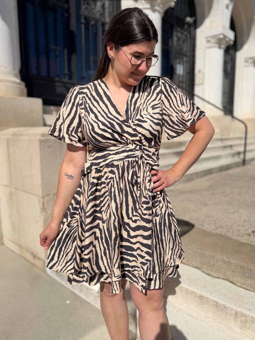 Robe zèbre cintrée col V nœud taille fluide femme | Marina & Paloma