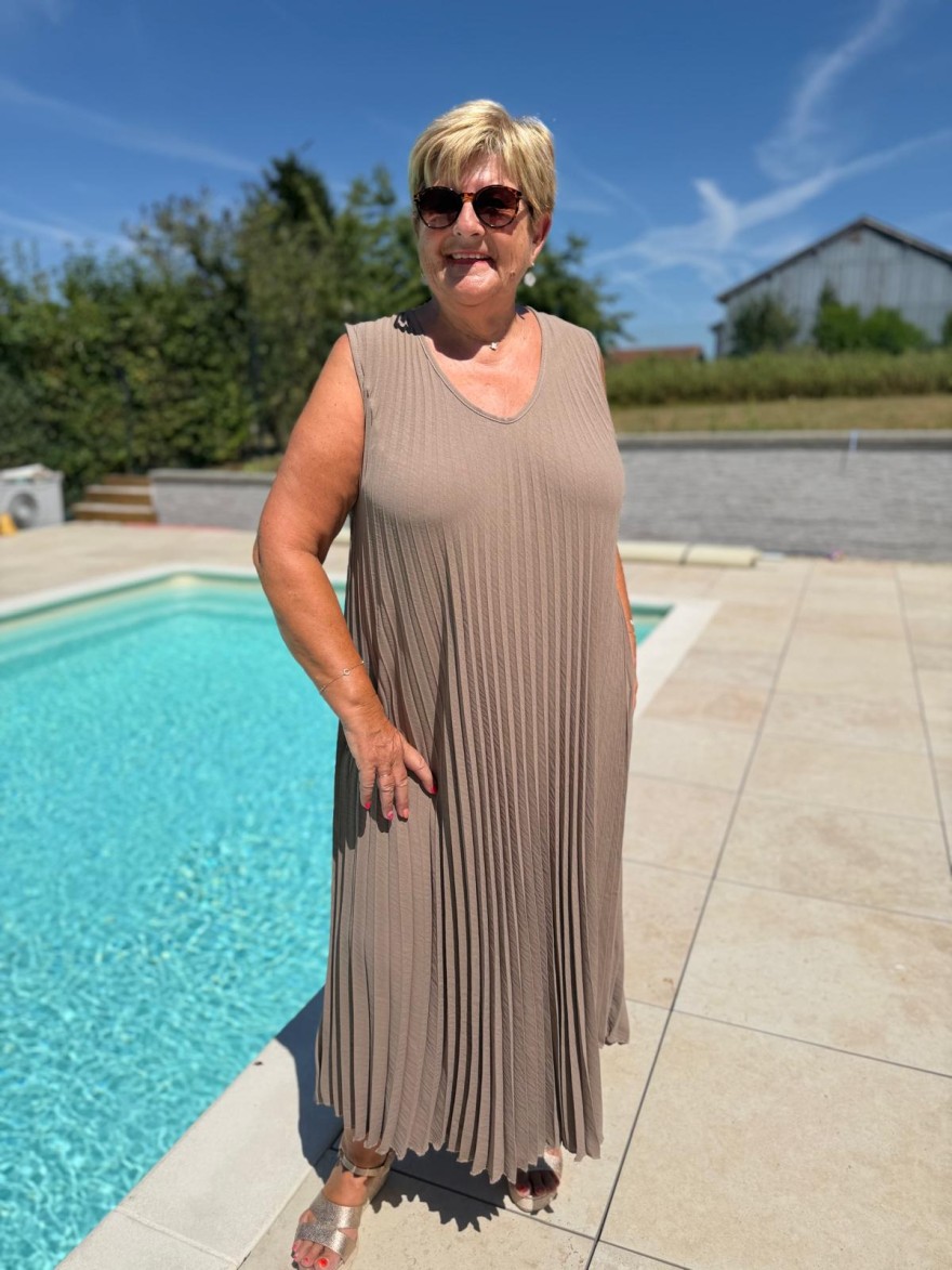 Robe Longue Plissée Grande Taille Taupe Made in Italy | Marina & Paloma