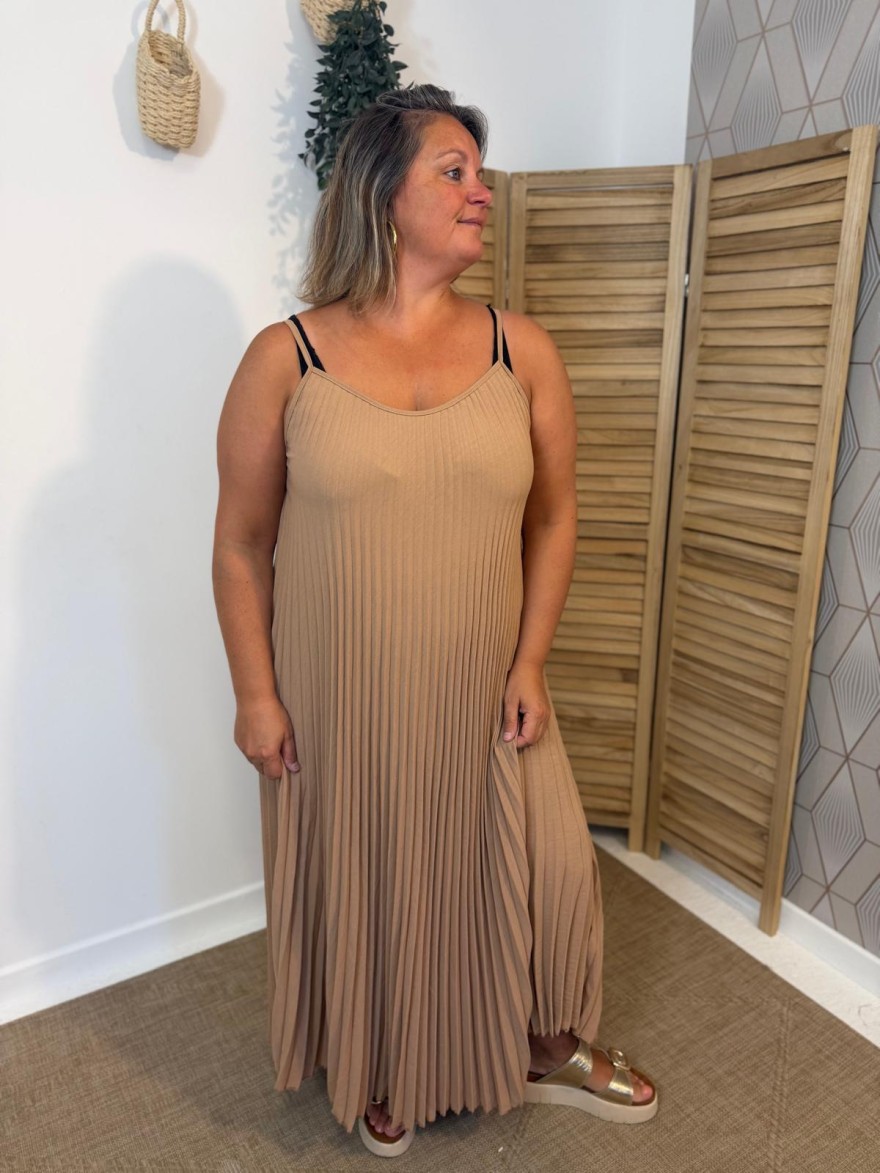 Robe Plissée Légère Grande Taille à Fine Bretelle Camel