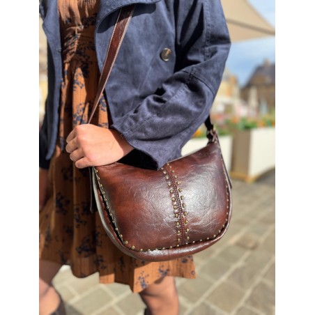 Sac Bandoulière Demi-Lune Clouté Grainé Format Moyen | Marina & Paloma