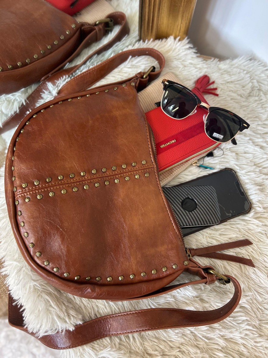 Sac Bandoulière Demi-Lune Clouté Grainé Format Moyen | Marina & Paloma