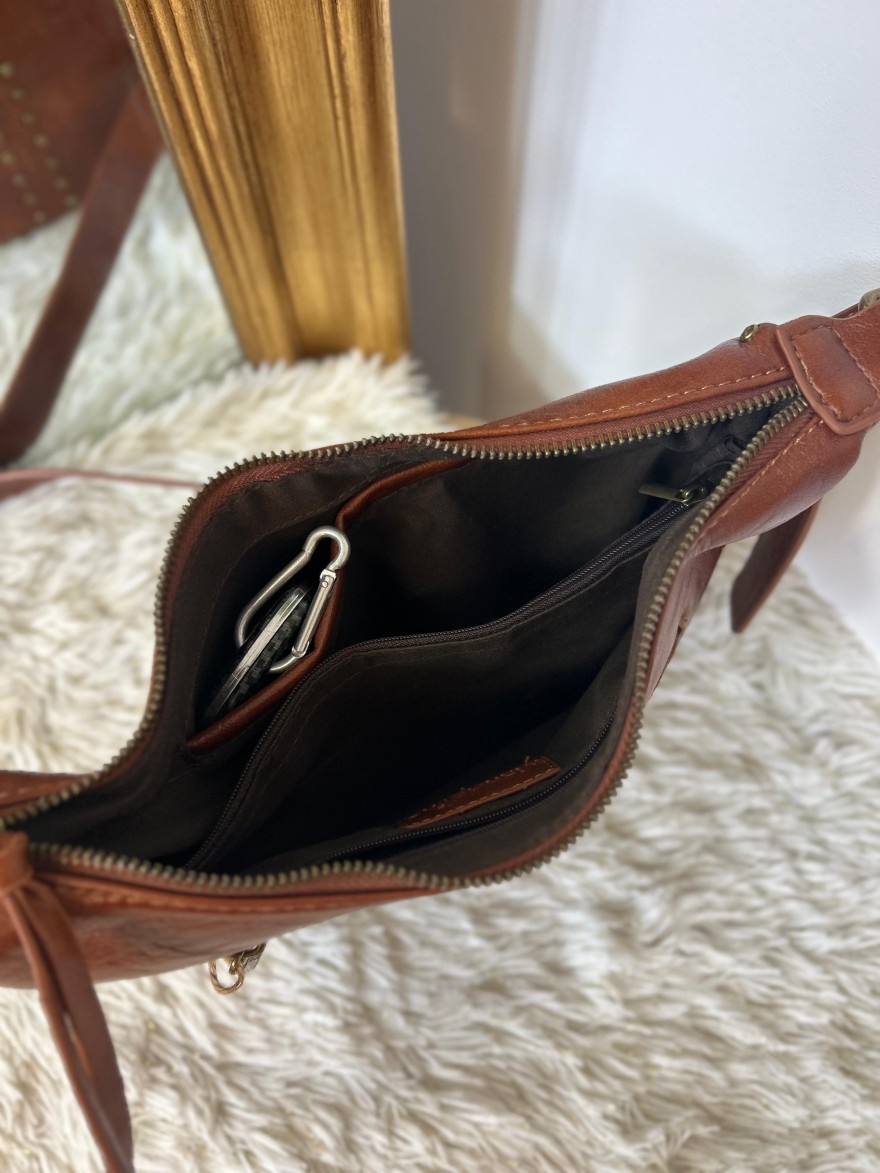 Sac Bandoulière Demi-Lune Clouté Grainé Format Moyen | Marina & Paloma